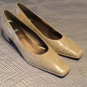 Stuart Weitzman size 10 AA tan patent leather shoes for women